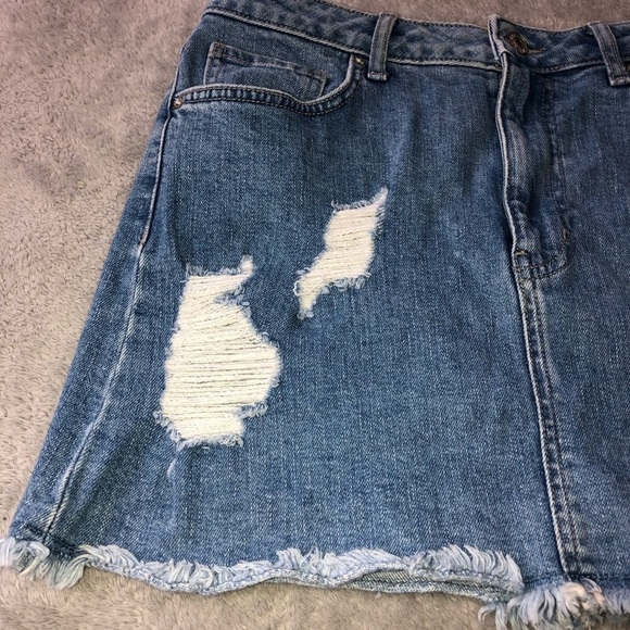 FOREVER 21 Stretch Distressed Medium Wash Denim Mini Skirt Sz 28 - Picture 4 of 7